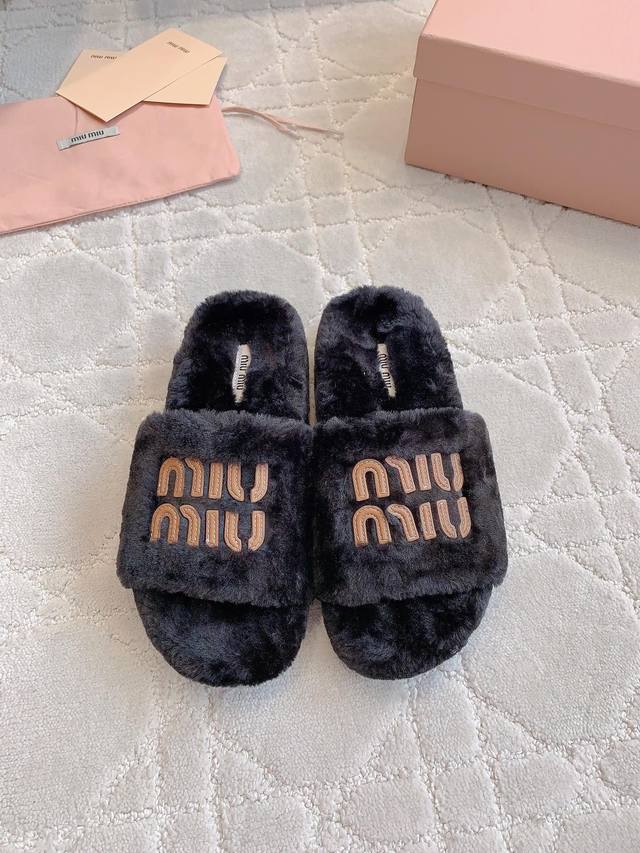 出厂价 Miu 新款毛毛拖鞋 经典miu刺绣logo好看又百搭 超级厚实的澳洲进口羊毛 犹如踩在云朵般的感觉 超级舒适 经典百搭款 面料进口澳洲羊毛 原版开模大